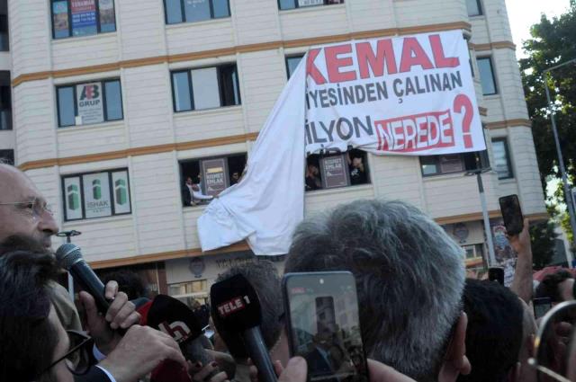 Yalova'ya giden Kılıçdaroğlu'na pankartlı protesto! Öfkelenen CHP'liler apar topar indirdi
